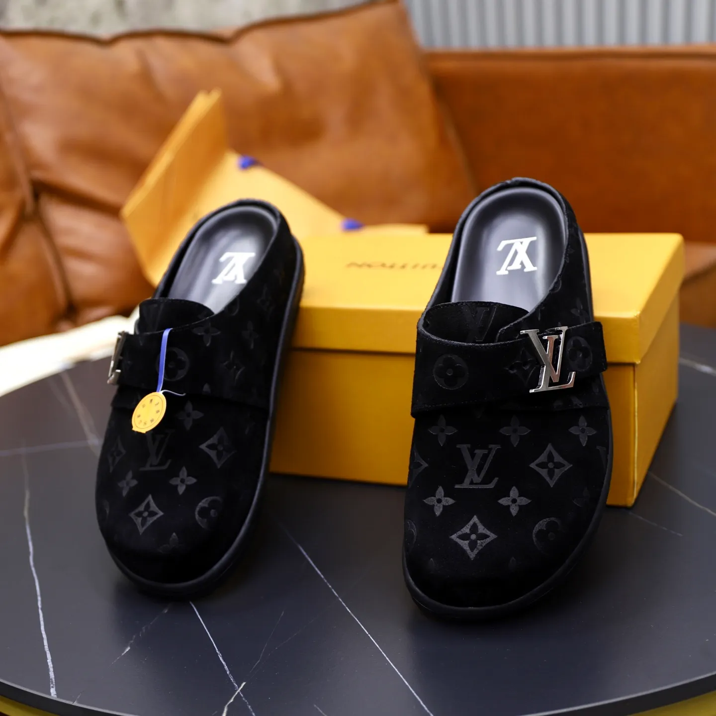 Ex-factory price: 520💰🙅‍♂️🙅‍♂️🙅‍♂️Birkenstock Brand: LV Louis Vuitton Standard code: 38-45 (cowhide lining) Grade: Same as the official website Material: Original leather design Original rubber wear-resistant molded outsole Style category: Men's fashion sandals Distinguished luxury brand elements Top luxury Color: Actual picture color